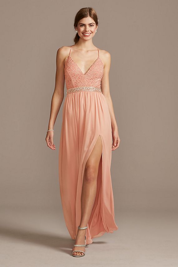 Váy dạ hội viền ren màu hồng đào với thắt lưng pha lê