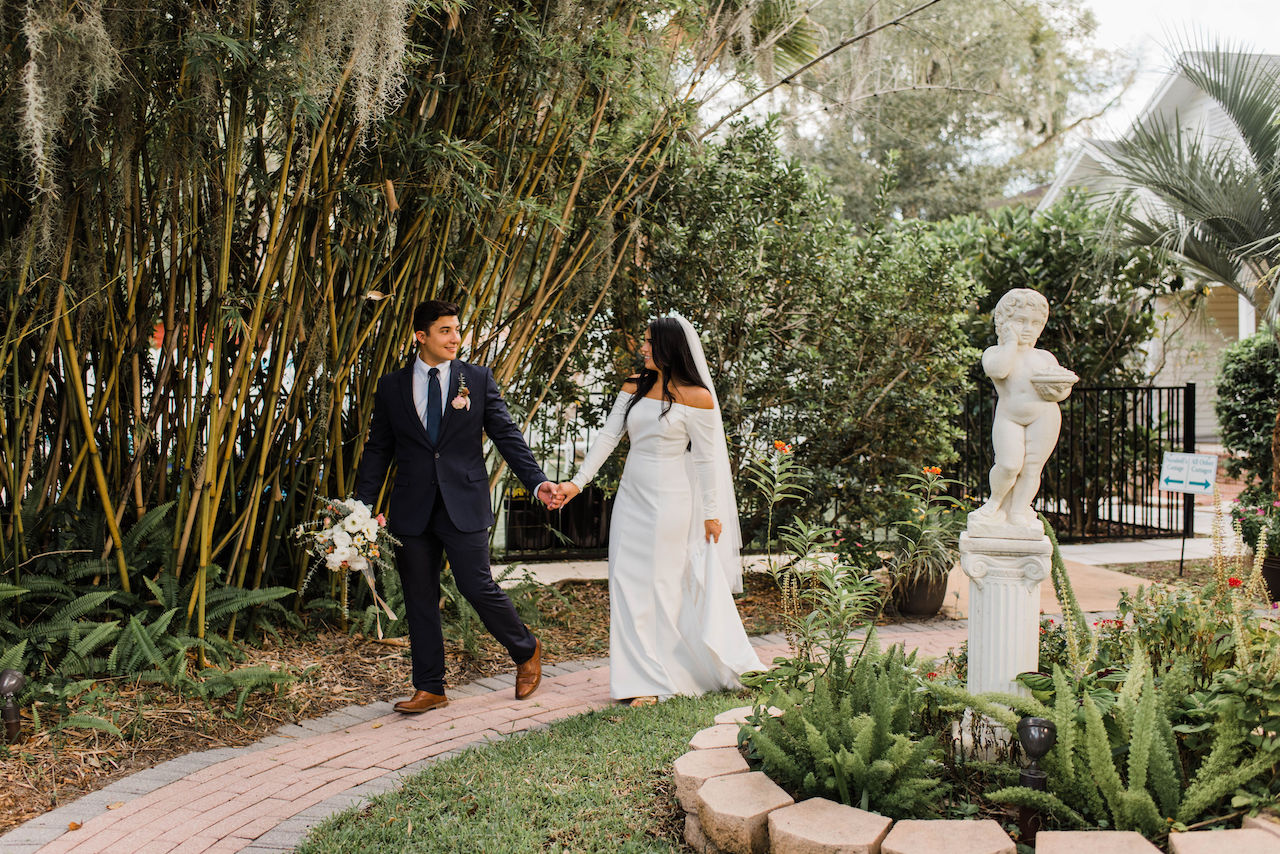 cô dâu và chú rể đi dạo trong đám cưới thân mật và lãng mạn của họ ở Florida