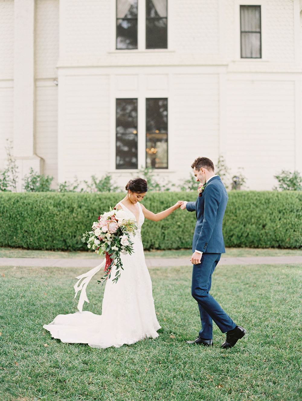 Váy cưới chữ A với cổ chữ v và bộ vest chú rể bằng len màu xanh lam trong lễ cưới bằng lò vi sóng ở Bắc California Cái nhìn đầu tiên về Park Winters